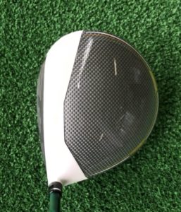 Mグローレ ドライバーを構える