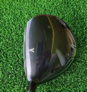 ゼクシオ エックスFWを構えると