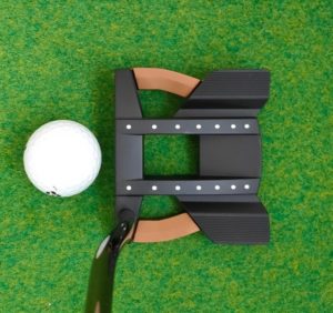 PING HEPPLER パターを構えると