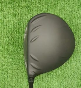 G425LSTドライバーを構えると