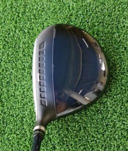 UD+2フェアウェイウッドを構えると