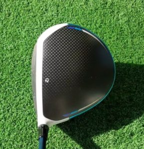 SIM2 MAX-Dドライバーを構えると