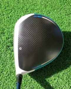 SIM2MAXドライバーを構えると