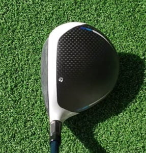 SIM2MAXフェアウェイウッドを構えると