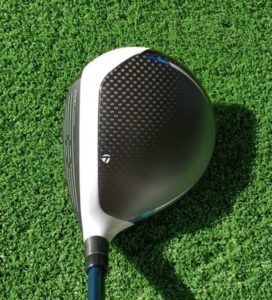 SIM2MAX-Dフェアウェイウッドを構えると
