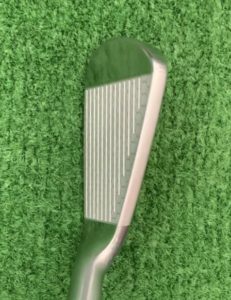 KUROアイアン2021を構えると