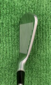 X FORGED STAR IRON2021を構えると