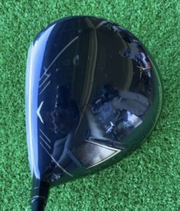 XXIO12ドライバーを構える