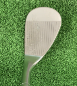 JAWS RAW ウェッジを構えると