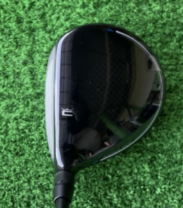 コブラ AEROJETフェアウェイウッドを構えると