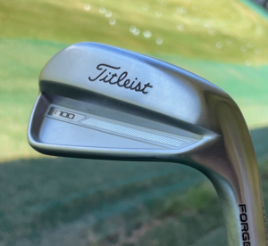 ゴルフ場をバックにタイトリストT100アイアン(2023)の外観