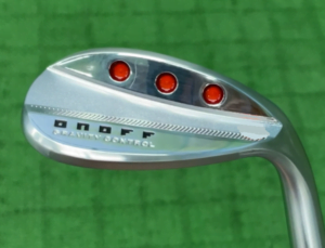 ONOFF FORGED ウェッジ 2024のソールの3つのホールを見ると