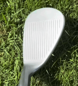 テーラーメイド MG5 ウェッジを芝の上で構えると