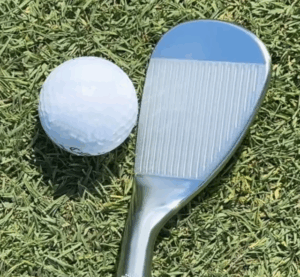 OPUS SP ウェッジを芝の上で構えた時のフェース