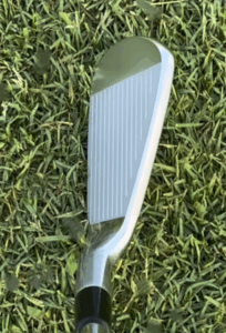 テーラーメイド P8CB アイアンをコースで構えた時のフェースの見え方