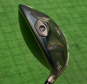 Qi4D MAX LITE ドライバーのクラウン後方のウエイト